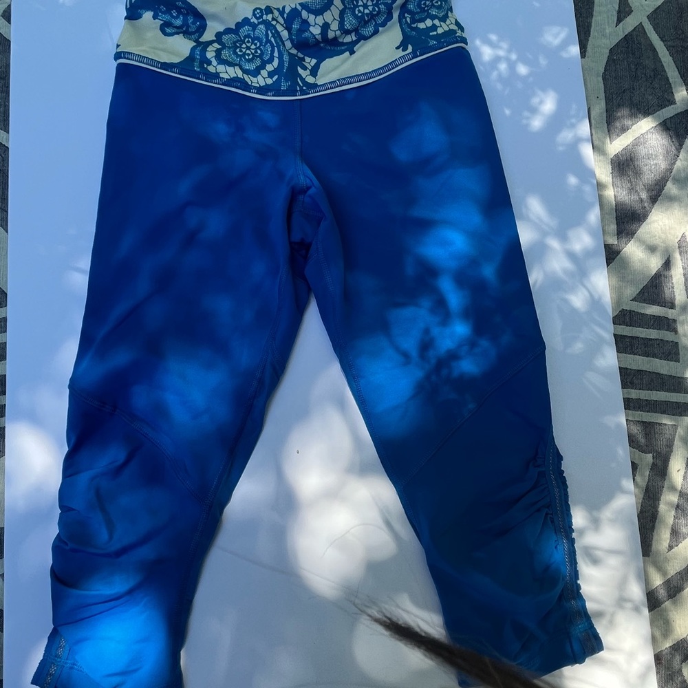 Vintage Lululemon capris blue with a pattern on the wast band
